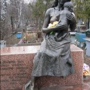 Фото бронзовой фигуры после установки. Установка бронзовой скульптуры на кладбище. Цена фигуры из бронзы - согласно проекта ритуального комплекса.