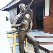 Высота бронзовой скульптуры 2 м.