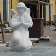 На фото ангел из мрамора. Размеры ангела для памятника - 60 х 35 х 35 см. Стоимость скульптуры ангела в Киеве: $4 тыс.