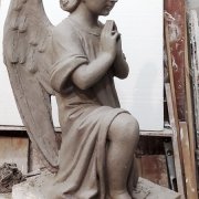 Скульптура ангела для памятника. Фото изготовления на производстве в Киеве.