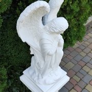 Скульптура ангела из белого бетона, фото на складе в Киеве.