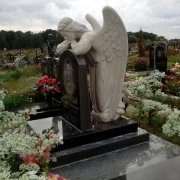 На фото скульптура ангела на кладбище; фото установленной скульптуры. Заказать скульптуру с ангелом, можно с нашего сайта.