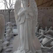 Статуя мраморного ангела с голубем, фото ангела в галерее скульптуры. Мраморные фигуры ангелов на могилу.