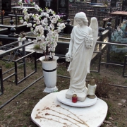 Фото статуи ангела из бетона. Выбор скульптуры ангелов на складе. Цена ангела на могилу 19 тыс. грн.