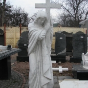 На фото скульптура Богородицы. Статуя Божьей Матери с крестом; цена мраморной статуи с крестом $10 тыс. Гарантия на мраморные статуи 10 лет.