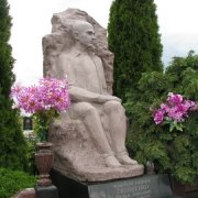 Скульптура из камня фото установки на могилу. Размеры скульптуры из камня, согласно 3д проекта памятника. Купить скульптуру в Киеве, можно с сайта: https://www.prjadko.kiev.ua/skulptura.html