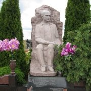Фото скульптуры из камня на кладбище. Изготовление скульптуры в Киеве, от ЧП Прядко. Цена скульптуры из камня, согласно 3д проекта памятника.