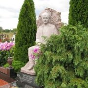 Скульптура из камня фото после установки на кладбище. Размер скульптуры из камня, по проекту памятника. Цена скульптуры из камня - доступна.