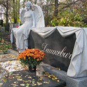 Фигура женщины из камня на могиле; размеры скульптуры из камня, согласно 3д проекта. Цена скульптуры из камня, приемлема.
