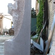 Создание скульптуры из камня на производстве в Киеве.