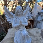 Фото скульптуры ангела из литьевого мрамора.