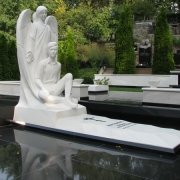 На фото скульптура с ангелом. Цена мраморной скульптуры - согласно проекта памятника.