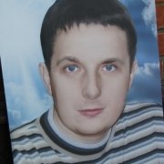 3д портрет для памятника юноши. Размер цветного портрета на граните: 40 х 60 см. Изготовление 3д портрета юноши в Киеве по доступной цене 5,5 тыс. грн. Фото цветного портрета в 3д, сразу после изготовления в цеху.
