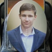 Цветной портрет юноши в овале. Фото мужского портрета сразу после изготовления. Размер цветного овала 35 х 45 см. Цена цветного портрета на камне 3,6 тыс. грн.