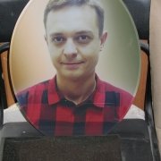 На фото цветной портрет для памятника в виде овала. Размеры овала на памятник: 30 х 40 см. Доступная цена овала на граните 3,6 тыс. грн.