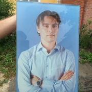 Мужской портрет в стекле для памятника. Высота портрета мужчины в стекле - 60 см. Стоимость портрета в стекле доступна.