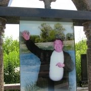 Качественный памятник с портретом в стеклопакете. Фото в стекле на памятнике.  Изготовление цветных портретов в стекле с гарантией.