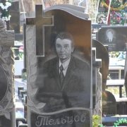 Авторский портрет на памятнике_13