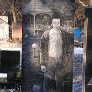 Авторский портрет на памятнике_14
