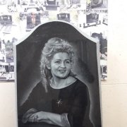 Авторский портрет на памятнике_18