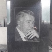 Авторский портрет на памятнике_25