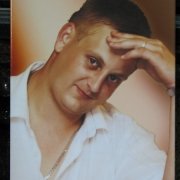 Портрет мужчины для памятника в цветном исполнении; размер 30 х 45 см. Цена цветного портрета 3 тыс. грн. Создание цветных портретов в Киеве с гарантией.