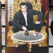 Цветной портрет большого размера на граните. Рабочий момент изготовления мужского портрета в цеху. Размер цветного портрета 60 х 100 см. Стоимость изготовления портрета 10 тыс. грн.