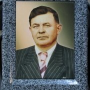 На фото цветной портрет мужчины на камне в раме. Размер портрета для памятника: 24 х 32 см. Цена цветного портрета на граните 3,6 тыс. грн., цена рамы для портрета 2 тыс. грн.