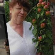 Фото женщины на памятнике. Цветной портрет на камне; размер портрета на памятнике: 42 х 64 см.