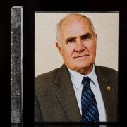 На фото, цветной портрет деда на камне; вид сбоку и вид фронтальный спереди. Гарантия на цветной портрет 20 лет.