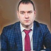 Мужское фото на памятнике. Цветной портрет для памятника; размер портрета на граните: 40 х 60 см.
