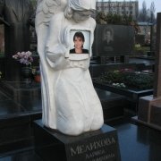 Цветной портрет девушки на камне, размер 20 х 20 см., цена портрета 3 тыс. грн., вклейка портрета в скульптуру ангела 300 грн.