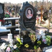 Цветной портрет девушки на камне,20 х 30 см., стоимость портрета девушки 3 тыс. грн., врезка и вклейка портрета в памятник 800 грн.