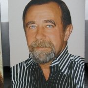 Цветной портрет мужчины на граните, размер 30 х 40 см., стоимость портрета 3 тыс. грн., изготовление портретов в Киеве 10 дней.