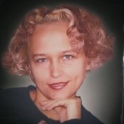 Цветной портрет на памятнике молодой женщины. Размер портрета на камне 35 х 40 см. Цена цветного портрета 3 тыс. грн. Изготовление цветных портретов на камне с гарантией 20 лет.
