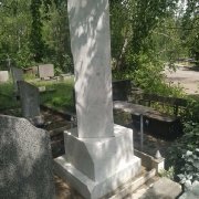 Реставрация установленного памятника из белого мрамора на участке кладбища.