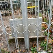 Обратная сторона установленной таблички после реставрации.