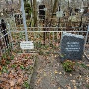 Табличка из белого мрамора после реставрации на могиле.