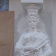 Фото статуи на балконе. Ремонт статуи без демонтажа с места установки на балконе.