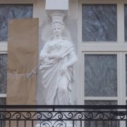 Фото скульптуры на балконе. Ремонт статуи из бетона без демонтажа. Договор на ремонт скульптуры.
