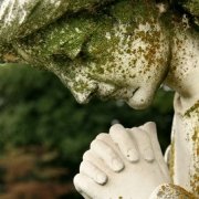 Ремонт статуй из камня без демонтажа с места установки. Фото скульптуры на кладбище. Договор на ремонт скульптуры.