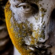 Фото скульптуры на кладбище. Ремонт скульптуры без демонтажа. Цена реставрации статуи из камня сегодня - доступна.