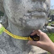 Ремонт гранитного бюста; замер окружности шеи.