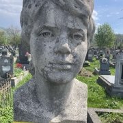 Замер ширины гранитного бюста на кладбище для реставрации.