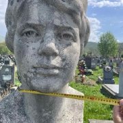 Замер бюста из гранита для реставрации; фото на кладбище.