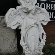 На фото реставрация скульптуры ангела из мрамора. Производство мраморных ангелов для памятников в Киеве. Ангел с крестом перед реставрацией фото.