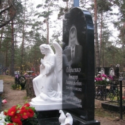 Детали памятника фото. Ангел из высокопрочного бетона для памятника; фото установленного ритуального комплекса. Стоимость под ключ установленного ритуального памятника со скульптурой ангела 66 тыс. грн.