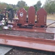 Ритуальный комплекс из красного гранита на Лесном кладбище. Проект элитного комплекса и его изготовление в цеху, выполнено ЧП Прядко.