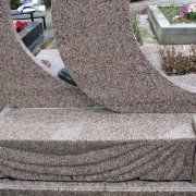 Фото элитного комплекса из гранита Межиричка.  Детали памятника в индивидуальном исполнении фото.
