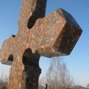 Детали памятника в форме креста на фото. Изготовление резного креста из Капустинского гранита. Продажа готовых памятников и отдельных деталей со склада ЧП Прядко в Киеве.